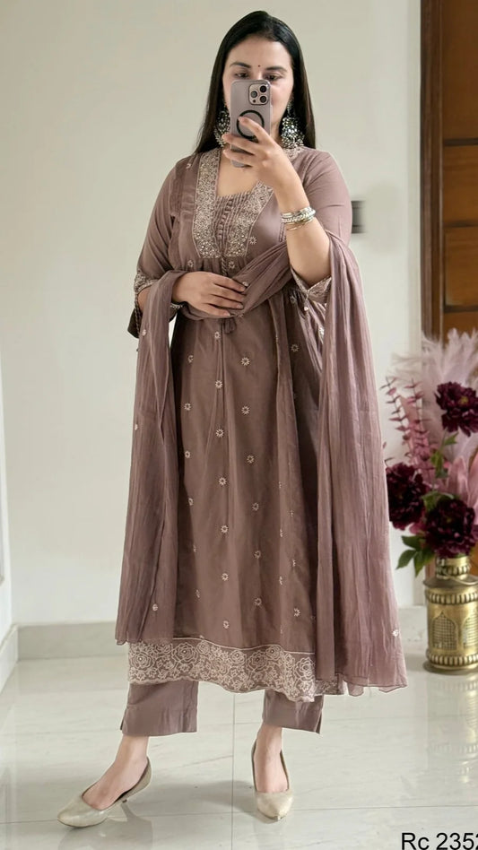 RC2352 - Trendies Attire